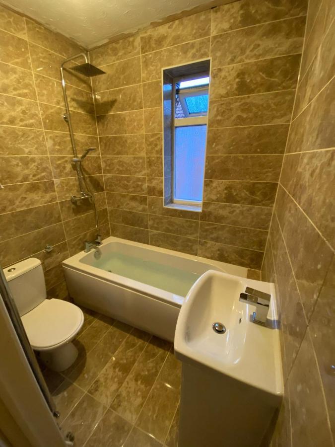 Shirley House 2, Self Catering Guest House, Self Check In, Smart Locks, 10 Min Walk To Southampton General, Aspire And Princess Anne Hospitals, Access To Fully Equipped Kitchen, Excellent Transport Links, Ideal For Longer Stays And Hospital Shifts Kültér fotó