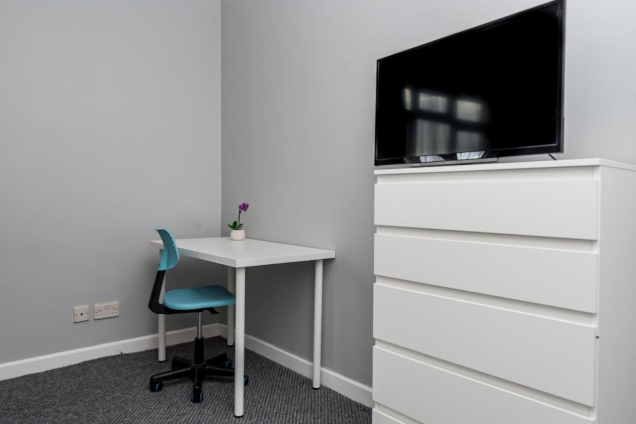 Shirley House 2, Self Catering Guest House, Self Check In, Smart Locks, 10 Min Walk To Southampton General, Aspire And Princess Anne Hospitals, Access To Fully Equipped Kitchen, Excellent Transport Links, Ideal For Longer Stays And Hospital Shifts Kültér fotó