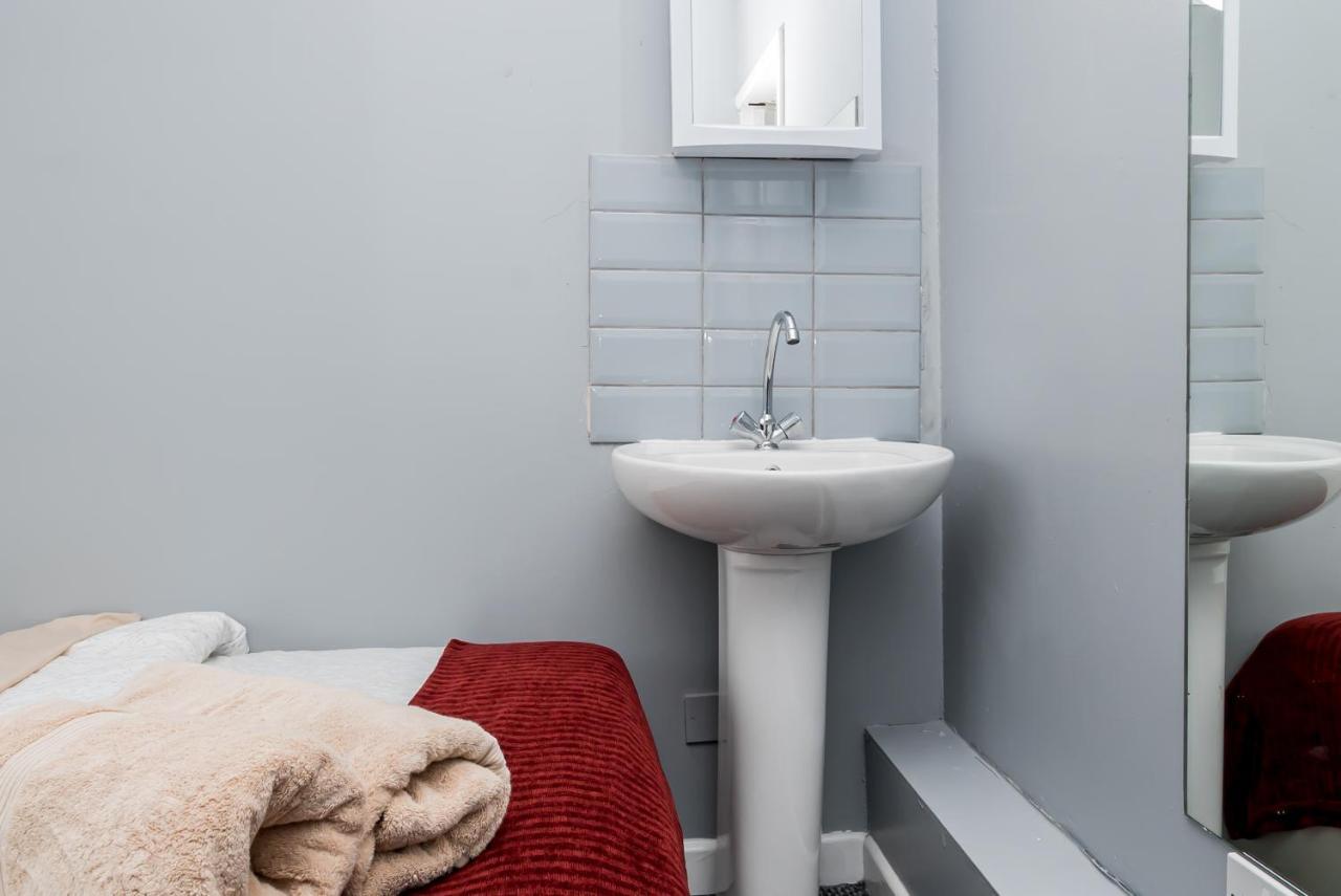 Shirley House 2, Self Catering Guest House, Self Check In, Smart Locks, 10 Min Walk To Southampton General, Aspire And Princess Anne Hospitals, Access To Fully Equipped Kitchen, Excellent Transport Links, Ideal For Longer Stays And Hospital Shifts Kültér fotó