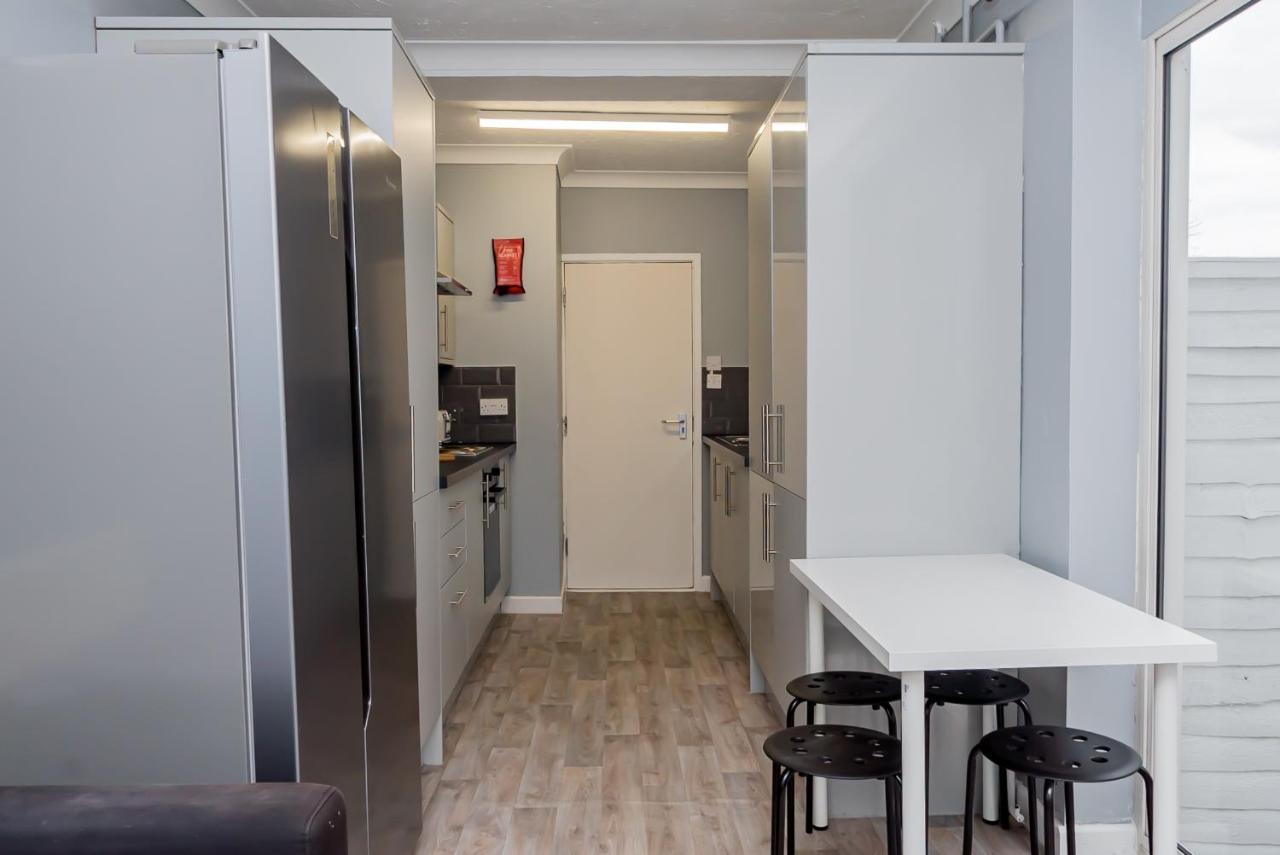 Shirley House 2, Self Catering Guest House, Self Check In, Smart Locks, 10 Min Walk To Southampton General, Aspire And Princess Anne Hospitals, Access To Fully Equipped Kitchen, Excellent Transport Links, Ideal For Longer Stays And Hospital Shifts Kültér fotó