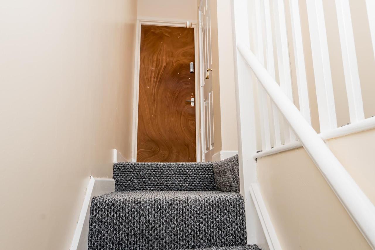 Shirley House 2, Self Catering Guest House, Self Check In, Smart Locks, 10 Min Walk To Southampton General, Aspire And Princess Anne Hospitals, Access To Fully Equipped Kitchen, Excellent Transport Links, Ideal For Longer Stays And Hospital Shifts Kültér fotó